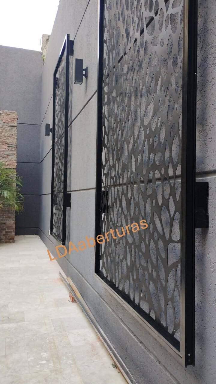 Panel decorativo calado instalado