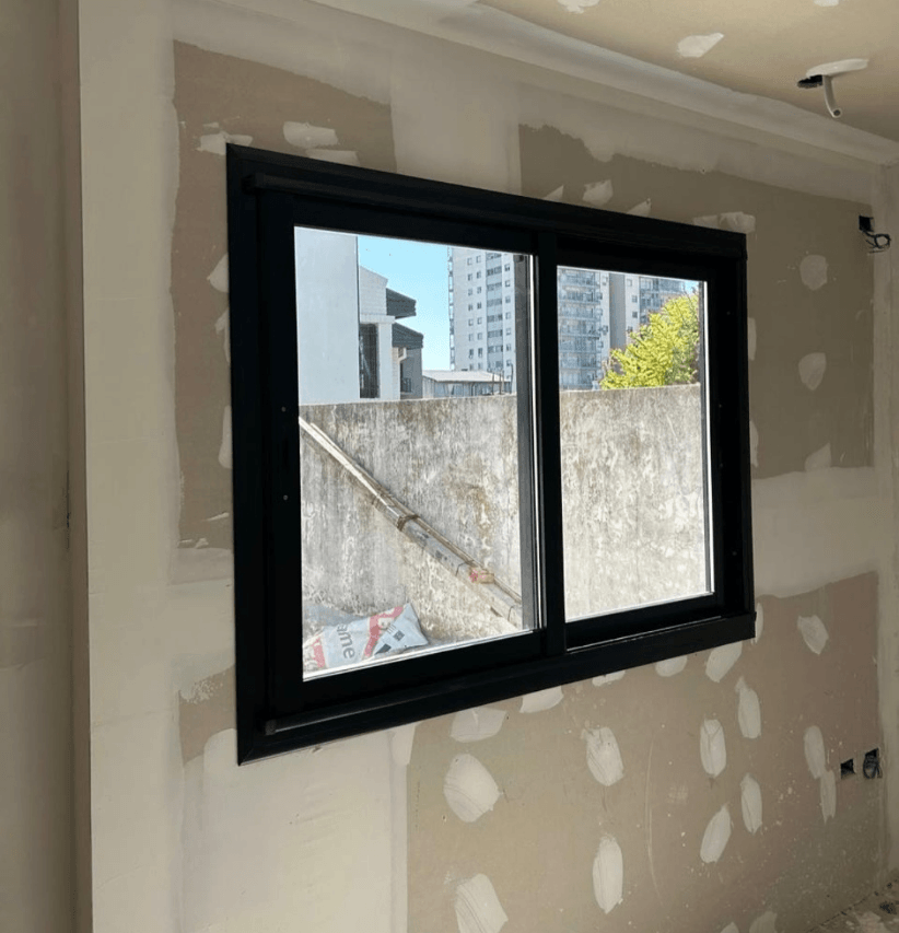 Ventana corrediza instalada en obra