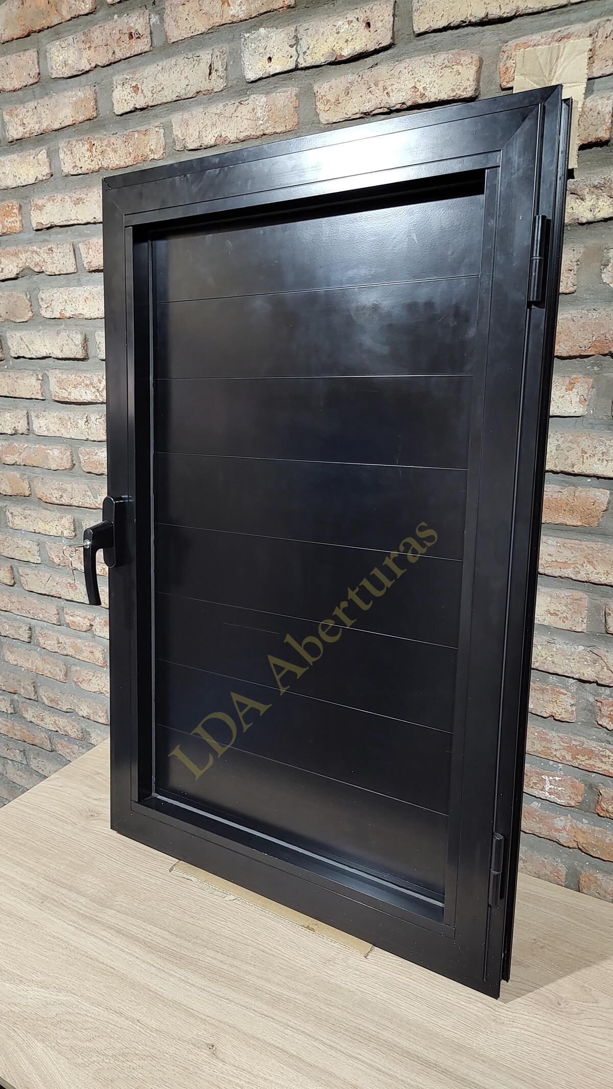 Ventana batiente de aluminio negra